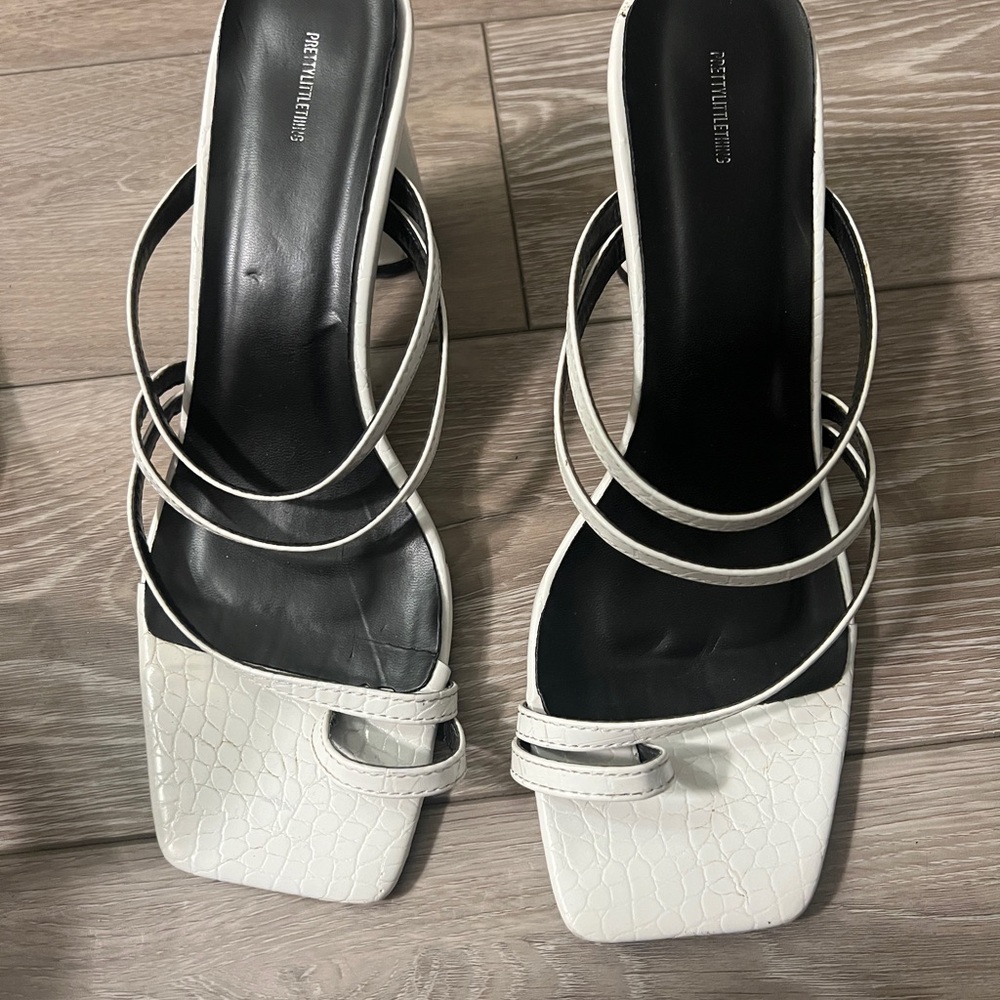 PrettyLittleThing White and Heels with toe and base Straps